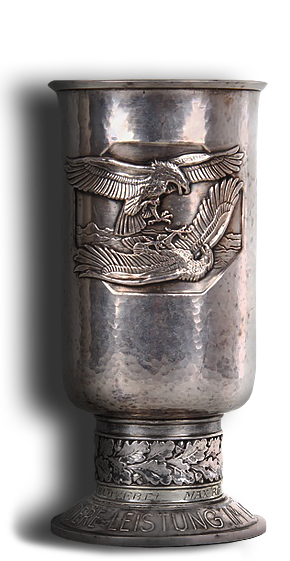 Award conditions:
• player must have an officer's rank
• shoot down 4 enemy aircraft for departure
OR
• or destroy 6 tanks for departure
OR
• or shoot down 1 plane and destroy at least 5 ground targets by typing at least 600 points
OR
• or strick 10 downed aircraft
OR
• or 150 destroyed targets for a bomber
OR
• or 40 destroyed targets for attack aircraft.